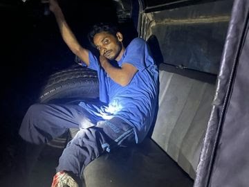 पीलीभीत में गोकशों के साथ पुलिस की मुठभेड़, एक आरोपी के पैर में लगी गोली, इंस्पेक्टर के सीने में लगी गोली, बॉडी प्रोटेक्टर ने बचाई जान