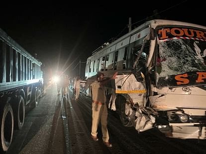 पीलीभीत: हरिद्वार हाईवे पर मिनी ट्रक और बस में आमने-सामने से हुई भिड़ंत