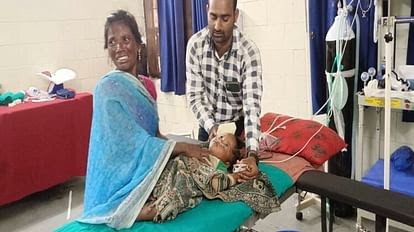 मैनपुरी में दो घंटे तक गोद में बच्ची को लेकर चीखते हुए भटकती रही मां, नहीं मिला इलाज; गायब रहे डॉक्टर