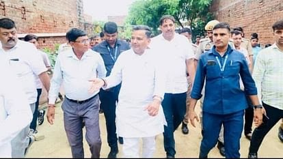 मैनपुरी पहुंचे पर्यटन मंत्री, गैस रिसाव से हुए हादसे के पीड़ित परिवार से मिले, दी सहायता राशि