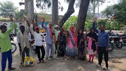 पीलीभीत में आवास सूची में नाम न होने पर दिव्यांगों ने किया प्रदर्शन