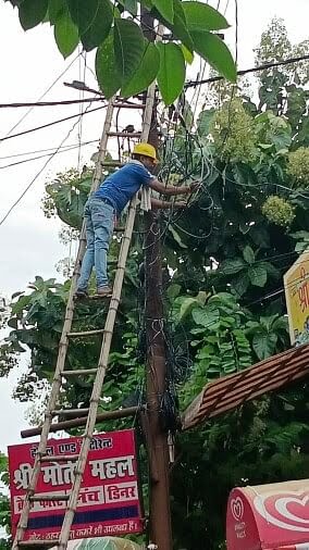 पीलीभीत में तेज हवा और बारिश से शहर की बिजली गुल