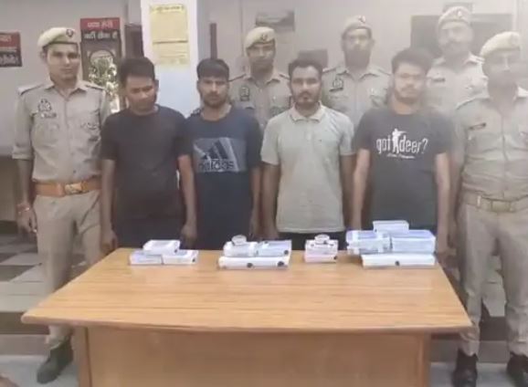 पीलीभीत में लूट के 4 आरोपी गिरफ्तार, 8 माह की बच्ची समेत दंपति को गन-पॉइंट पर लेकर लूट की वारदात को अंजाम दिया था
