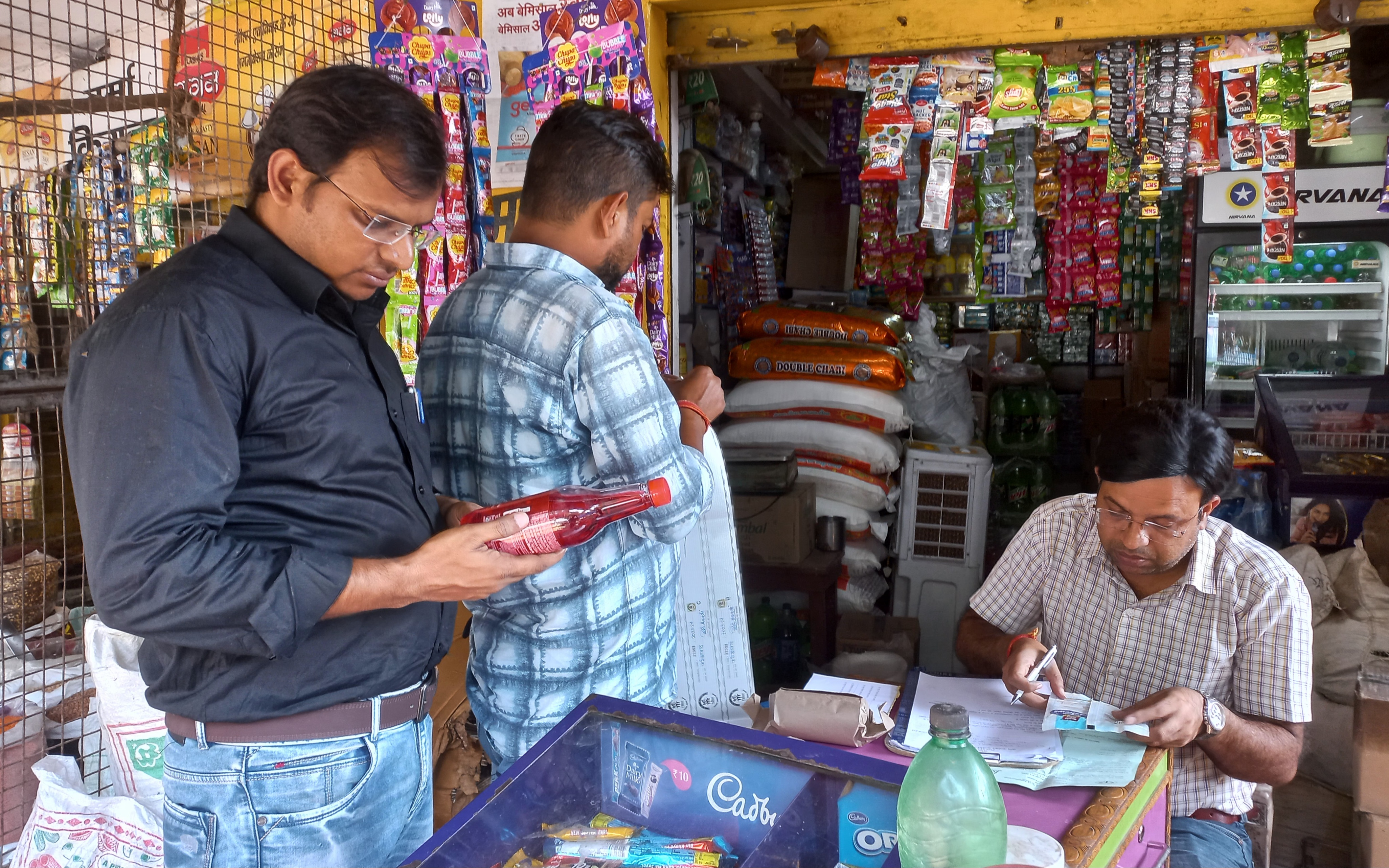 फर्रुखाबाद:- मिलावट खोरी रोकने को खाद्य सुरक्षा अधिकारी की छापेमारी, भारी मात्रा में मिलावटी तेल सीज।