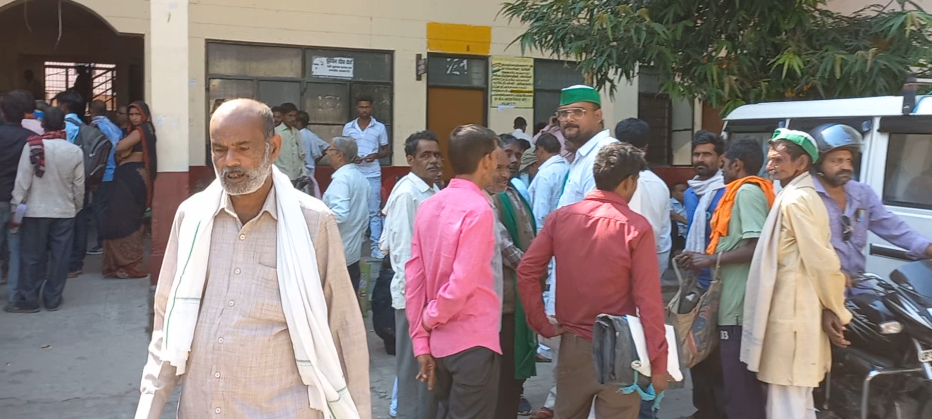 फर्रुखाबाद:- कम्पिल थाना क्षेत्र के ग्रामीण ने समाधान दिवस पर प्रशासन से लगाई न्याय की गुहार ।