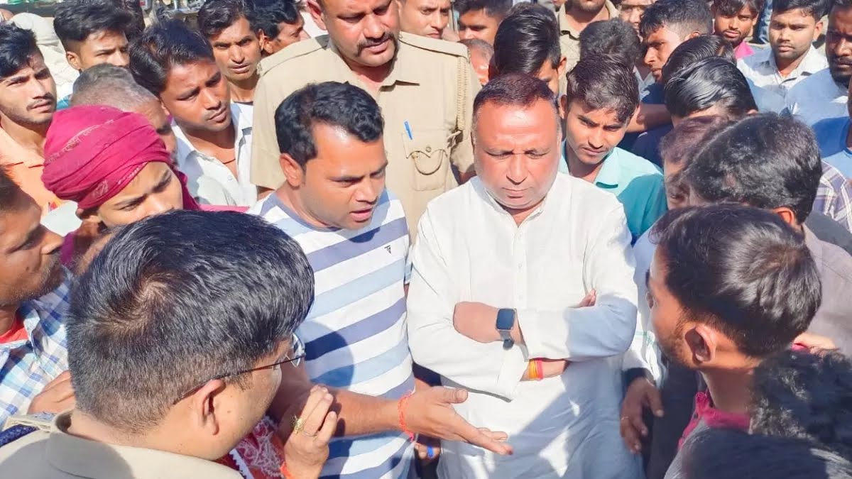 पीलीभीत में पशुओं से फसल बचाने को खेत में दौड़ाया करंट, चपेट में आने से मजदूर की मौत, शव रख जाम किया सड़क