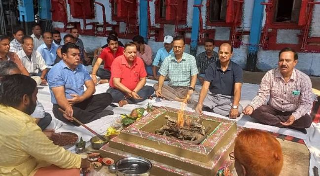 पीलीभीत में पेराई सत्र से पहले एलएच शुगर फैक्ट्री में हुआ बॉयलर पूजन