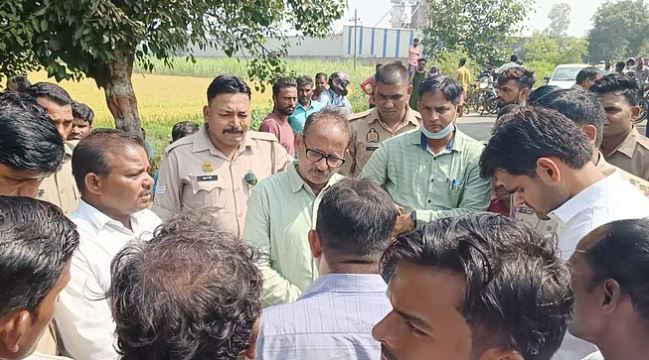 पीलीभीत में बाघ न पकड़े जाने से नाराज ग्रामीणों ने माधोटांडा-पीलीभीत मार्ग किया जाम