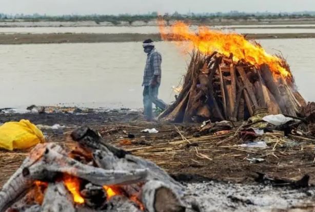 बेटे की हार्ट अटैक से हुई मौत तो मां ने भी तोड़ा दम, एक साथ जलीं दो चिताएं