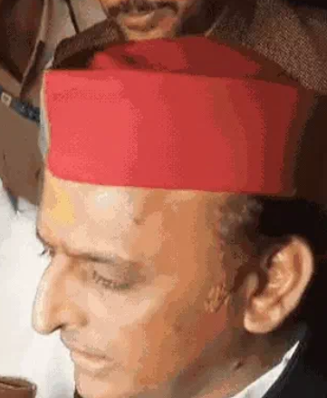 पूर्व विधायक नीरज मौर्य द्वारा लिखित किताब 'दलितों एवं पिछड़ों के वोटों से सत्ता' का अखिलेश यादव ने किया विमोचन