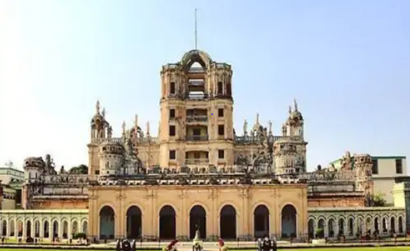 पीटी टीचर ने डंडे और थप्पड़ मारे, ला मार्टिनियर की महिला टीचर पर एफआईआर