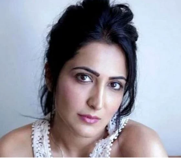 मशहूर अभिनेत्री ईशा चोपड़ा के साथ किस 70 वर्षीय बुजुर्ग ने की छेड़छाड़?