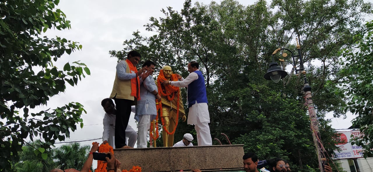 प्रयागराज: उपमुख्यमंत्री जी ने राष्ट्रपिता महात्मा गांधी जी की प्रतिमा पर माल्यार्पण करते हुए नमन किया,
