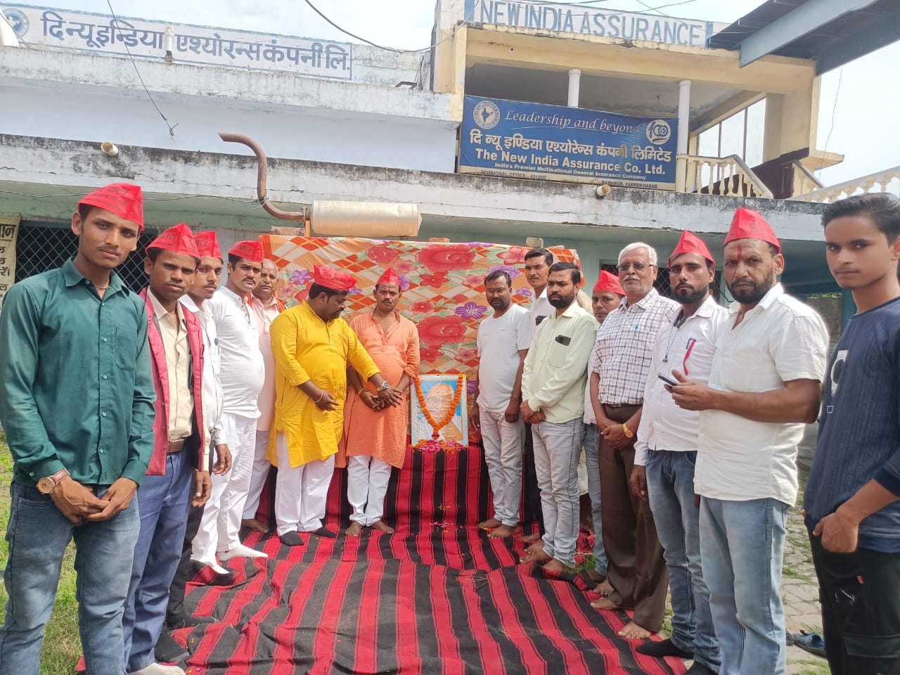 फर्रुखाबाद:गांधी जयंती और लाल बहादुर शास्त्री की जयंती निषाद पार्टी के जिलाध्यक्ष ने बड़ी धूमधाम से मनाई और पार्टी की नई कार्यकारिणी की घोषणा
