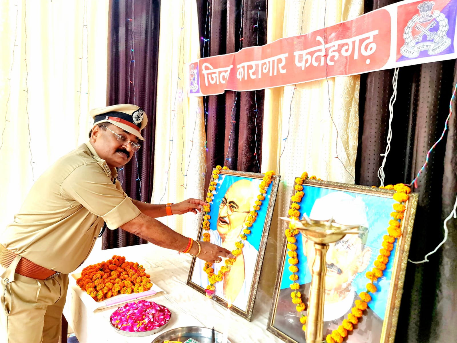 फर्रुखाबाद:राष्ट्रपिता व लाल बहादुर शास्त्री के चित्र पर माल्यार्पण कर जिला कारागार में धूमधाम से मनाई गई जयंती