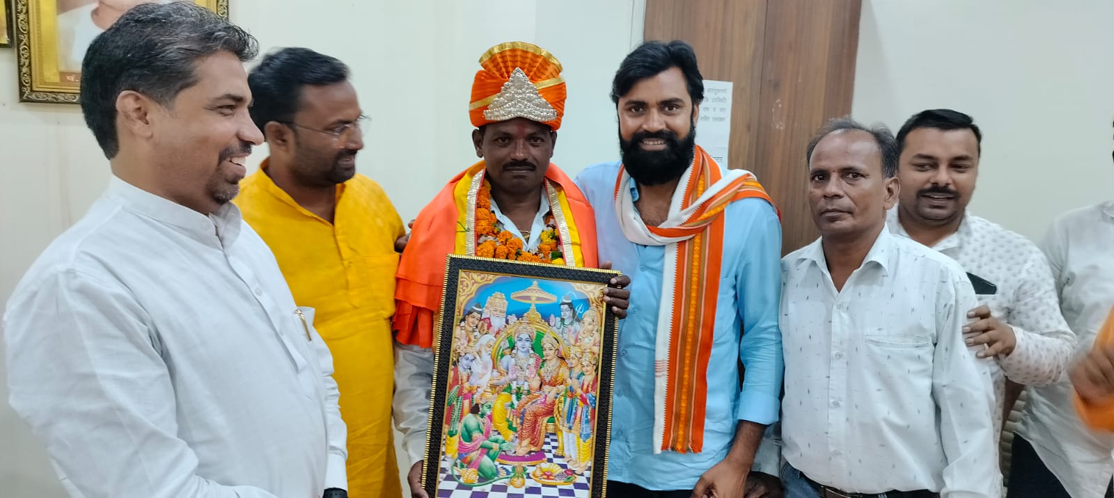 फर्रुखाबाद:भाजपा के जिलाध्यक्ष ने निषाद पार्टी के नव:नियुक्त किये गये जिलाध्यक्ष अनिल कश्यप का पार्टी कार्यालय पर जिला समिति सदस्यों की उपस्थिति में चांदी का मुकुट, माला एवं शाल उड़ाकर किया सम्मानित