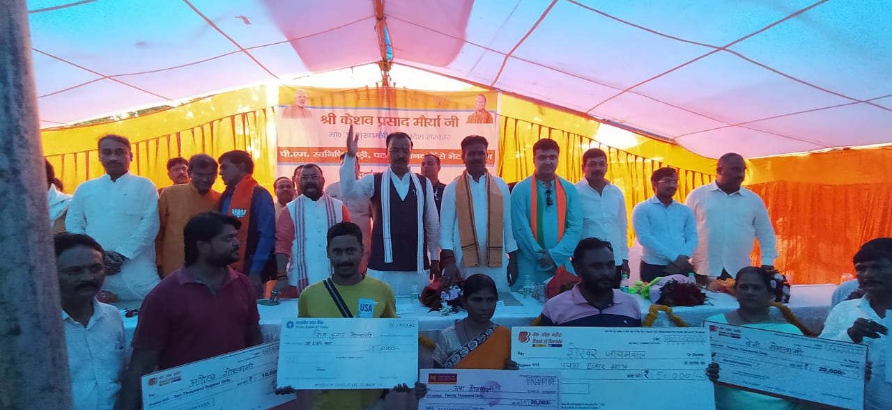 प्रयागराज : मा0 उपमुख्यमंत्री जी ने रेहणी-पटरी दुकानदारों के साथ किया संवाद