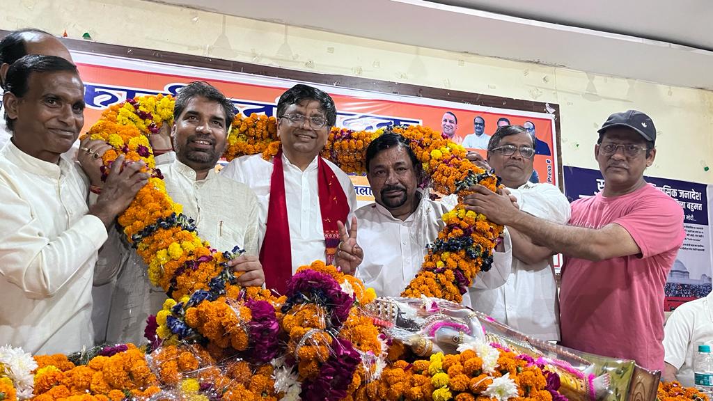 फर्रुखाबाद:भाजपा जिला मुख्यालय पर जिला संगठन प्रभारी की उपस्थिति एवं भाजपा जिलाध्यक्ष की अध्यक्षता में जिला कार्यकर्ता बैठक हुई संपन्न