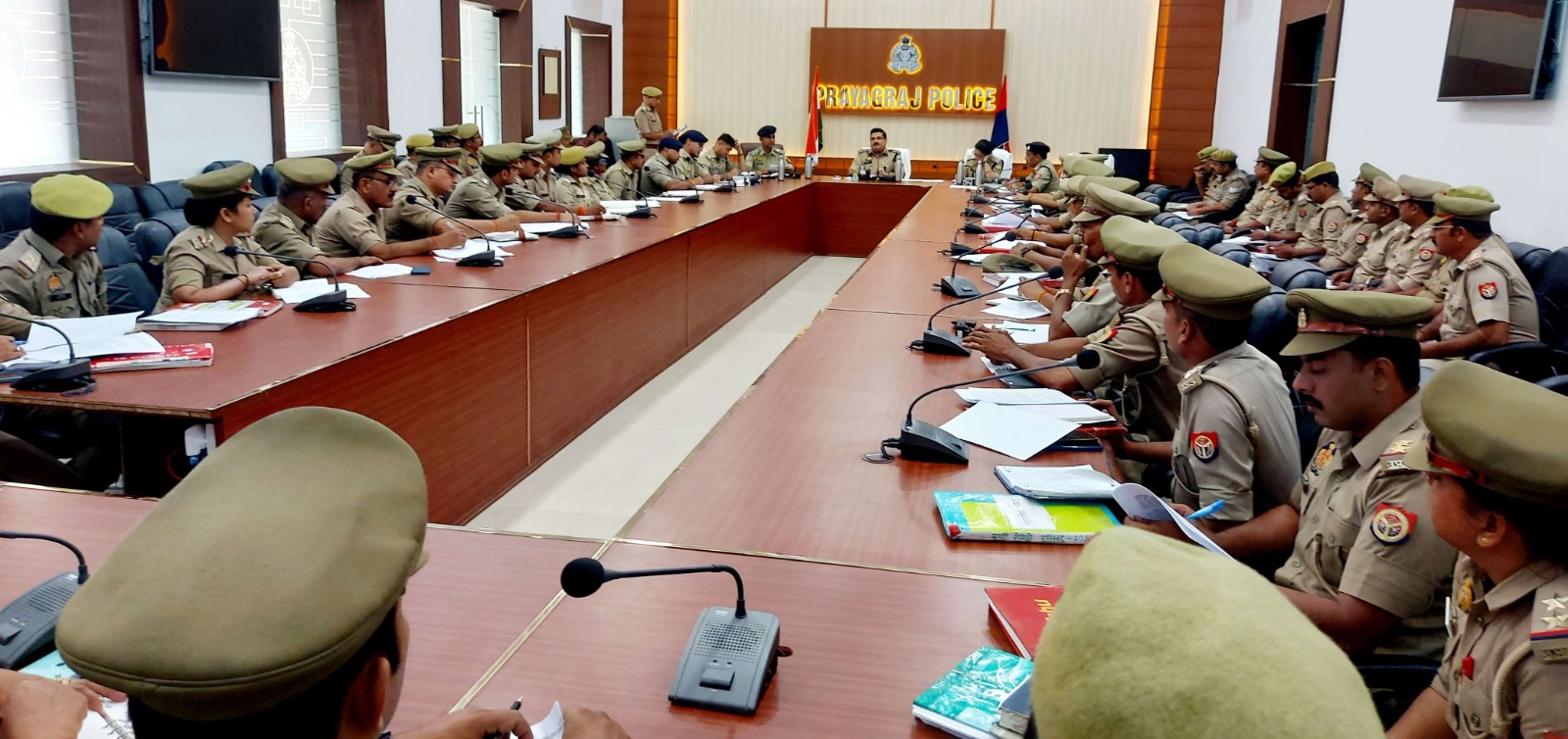 प्रयागराज :  पुलिस आयुक्त द्वारा पुलिस लाइंस स्थित त्रिवेणी सभागार में गोष्ठी आहूत कर दिये गए आवश्यक दिशा निर्देश