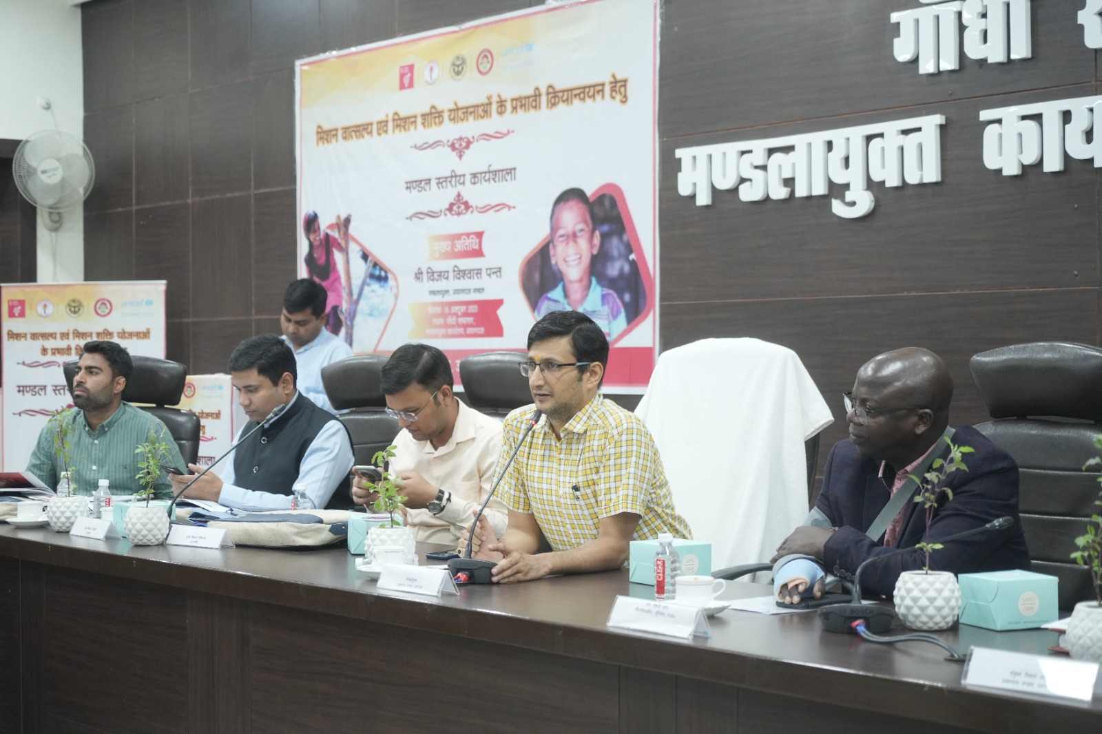 प्रयागराज : मिशन वात्सल्य एवं मिशन शक्ति के प्रभावी क्रियान्वयन हेतु संपन्न हुई मंडल स्तरीय कार्यशाला, मण्डलायुक्त ने दीप प्रज्ज्वलन कर कार्यक्रम का किया शुभारम्भ