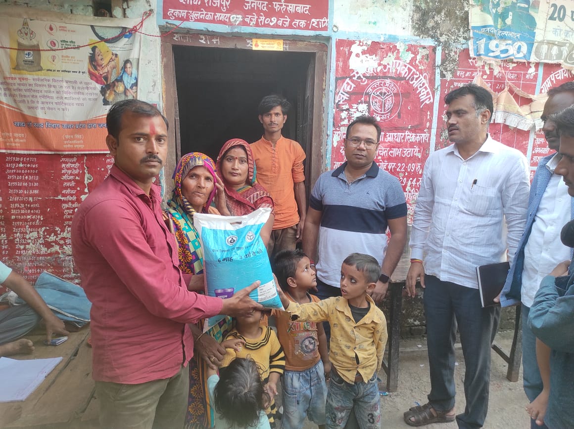फर्रुखाबाद: क्षेत्रीय खाध अधिकारी ने राशन कोटेदार की दुकानो पर आंगनवाडी केन्द्रो के लाभार्थियो का कराया खाद्यान्न वितरण