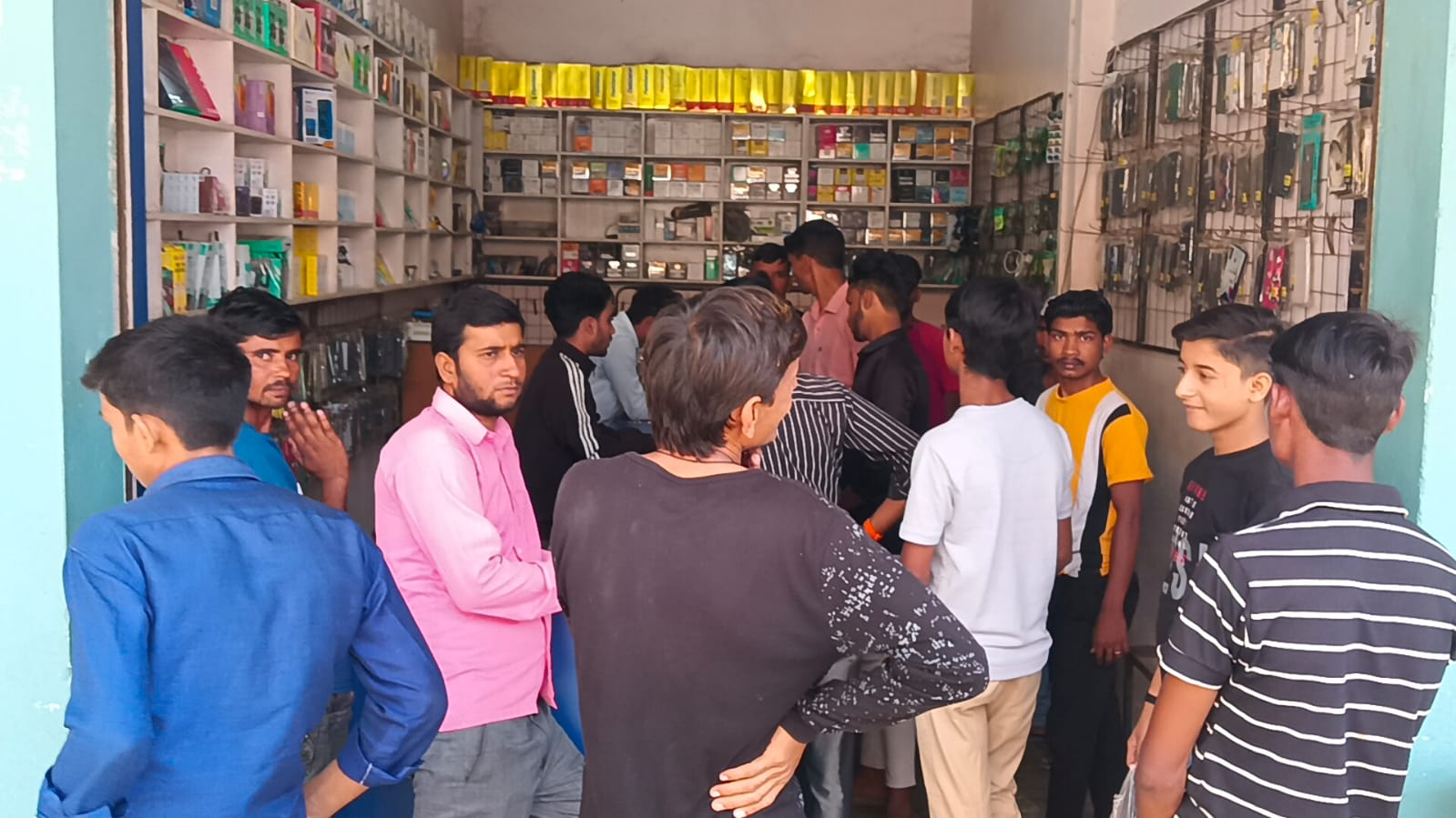 बरेली - सिरौली कस्बे में बीच सड़क पर दुकानदार पर चाकू से हमला, किया गिरफ्तार।