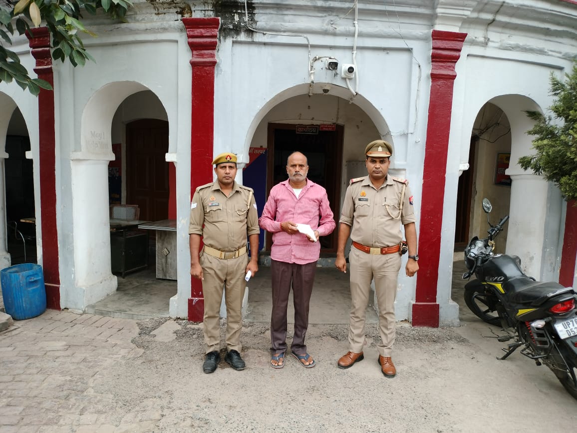 फर्रुखाबाद:कोतवाली फतेहगढ़ पुलिस द्वारा अभियुक्त को तमंचा, कारतूस व मोटर साइकिल सहित किया गिरफ्तार