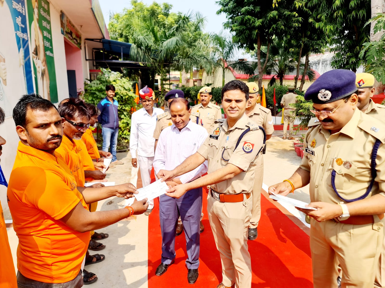 फर्रुखाबाद:जिलाधिकारी व पुलिस अधीक्षक ने जिला जेल का मासिक निरीक्षण किया एवं जेल में श्रम करने वाले बंदियों को पारिश्रमिक के चेक वितरित किए