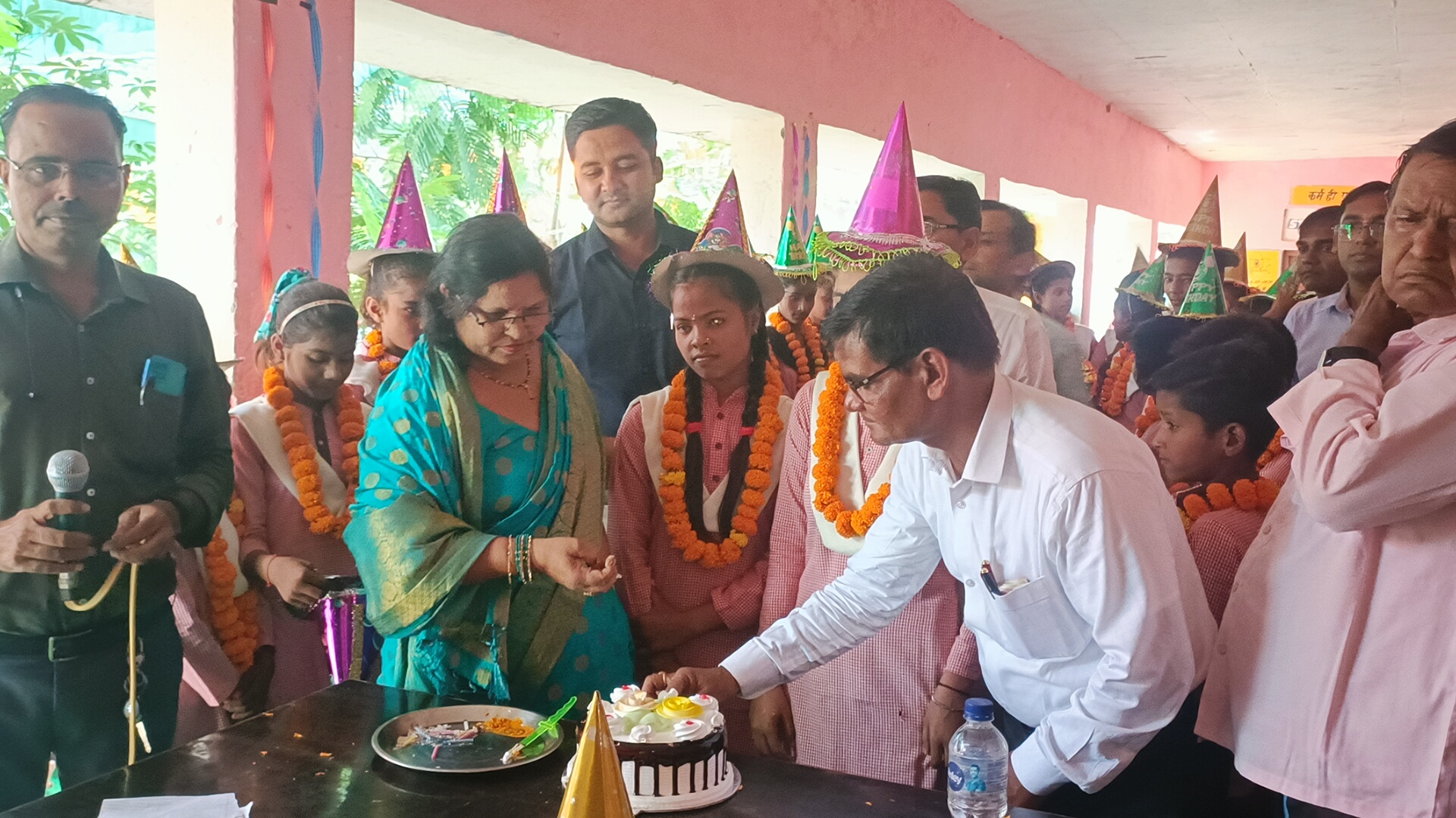 मैनपुरी में एक अनूठी पहल: पूर्व माध्यमिक विद्यालय ब्योंति कटरा ब्लॉक जागीर में मना बच्चों का जन्मदिन
