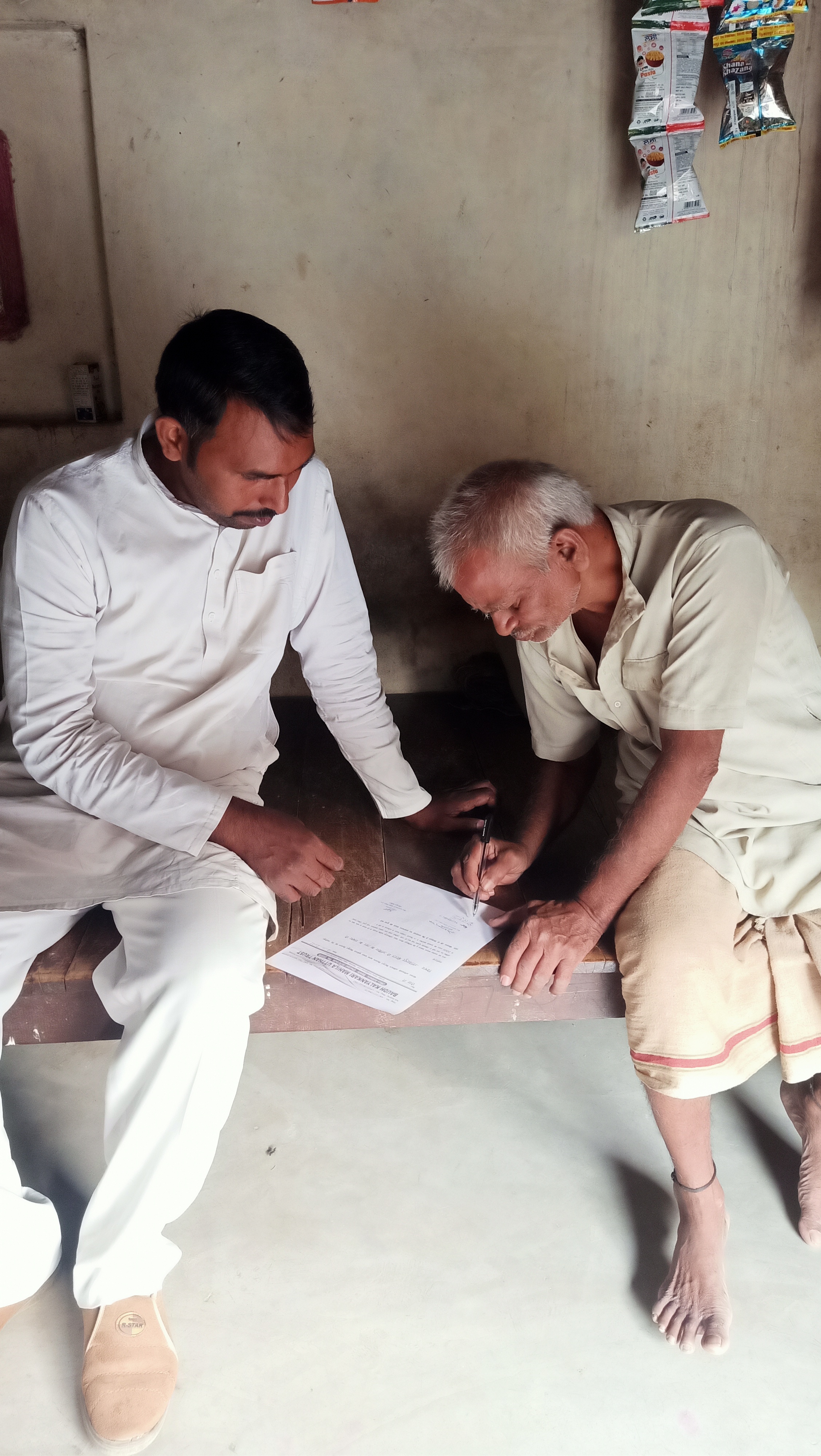 ग़ाज़ीपुर -: ग्रामीणों की समस्या को लेकर अधिशासी अभियंता से मिले संस्था के लोग