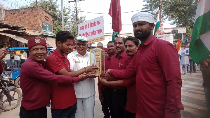 जौनपुर:राष्ट्रिय एकता दिवस के अवसर पर सम्राट अशोक क्लब शाखा जौनपुर के द्वारा निकाली गई राष्ट्रीय प्रतीकों की जन चेतना यात्रा