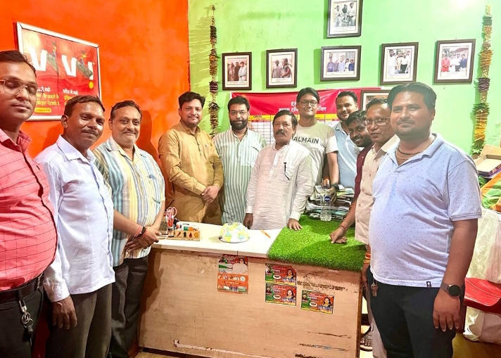 बरेली - भाजपा के पूर्व जिला अध्यक्ष का जन्मदिन बड़ी धूमधाम के साथ मनाया।