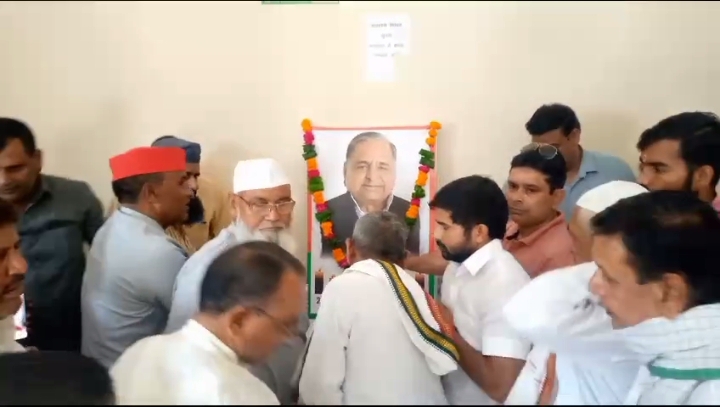 बरेली - आंवला नगर में सपाइयों ने नेताजी मुलायम सिंह यादव की मनाई प्रथम पुण्यतिथि।