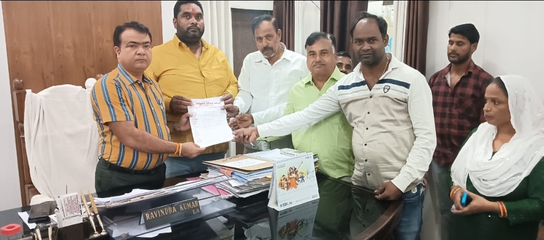 फर्रुखाबाद: सफाई कर्मचारी के साथ भ्रष्टाचार व अन्याय के विरुद्ध सौपा ज्ञापन