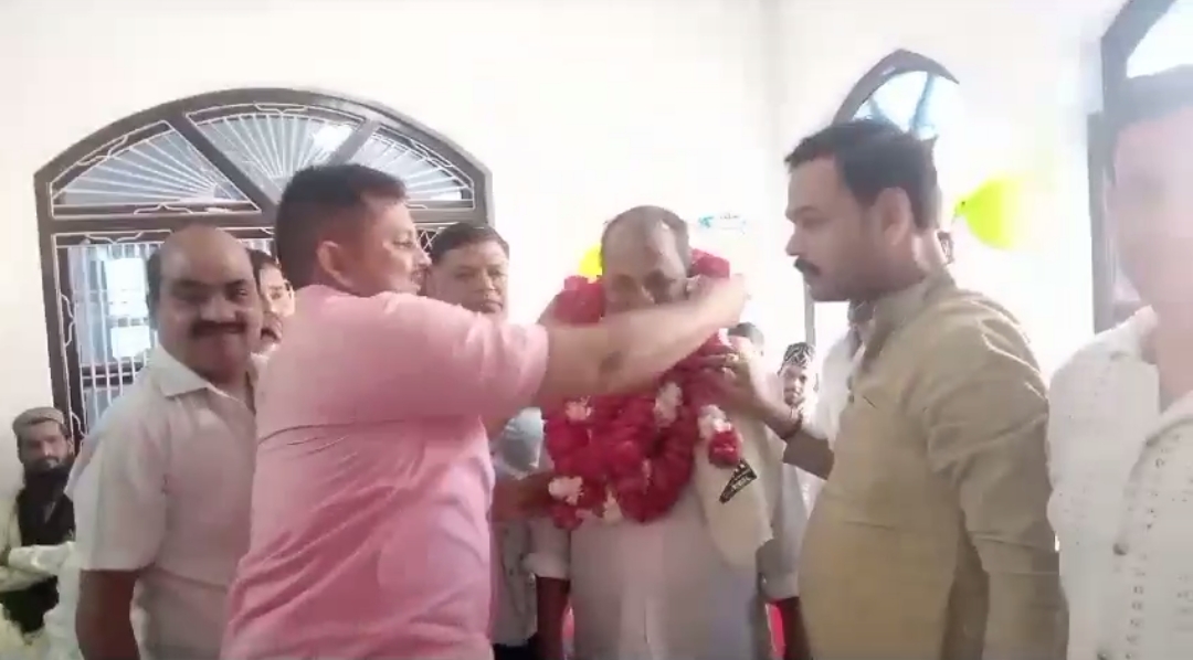 मैनपुरी:भोगांव जुलूस ए मोहम्मदी कार्यक्रम में उत्कृष्ट कार्य करने वाले विजेताओं को इंतजामियां कमेटी द्वारा प्रतीक चिन्ह देकर सम्मानित किया गया।