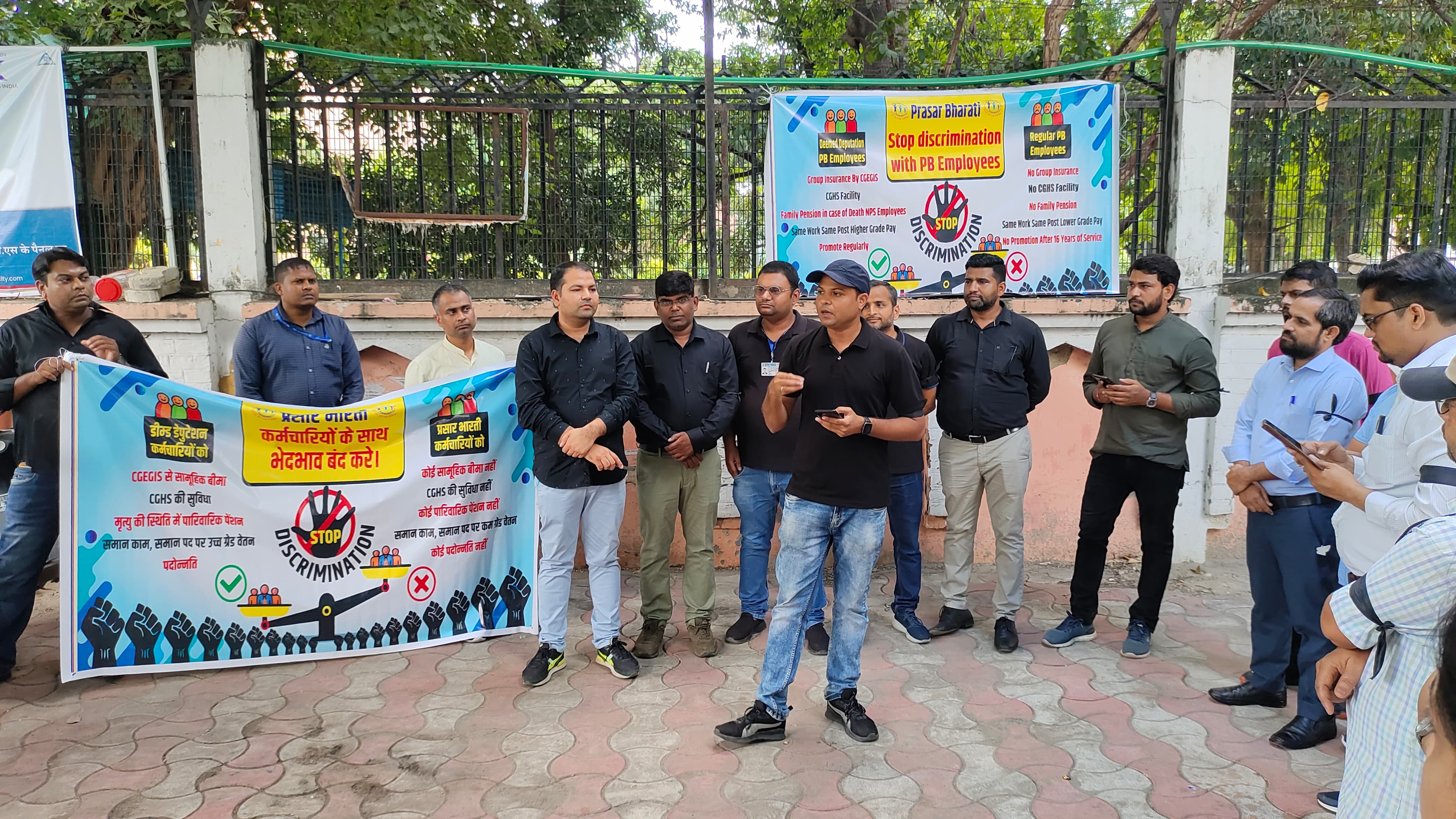 लखनऊ: प्रसार भारती कर्मचारियों ने विभागीय भेदभाव को लेकर किया देशव्यापी शांतिपूर्ण प्रदर्शन