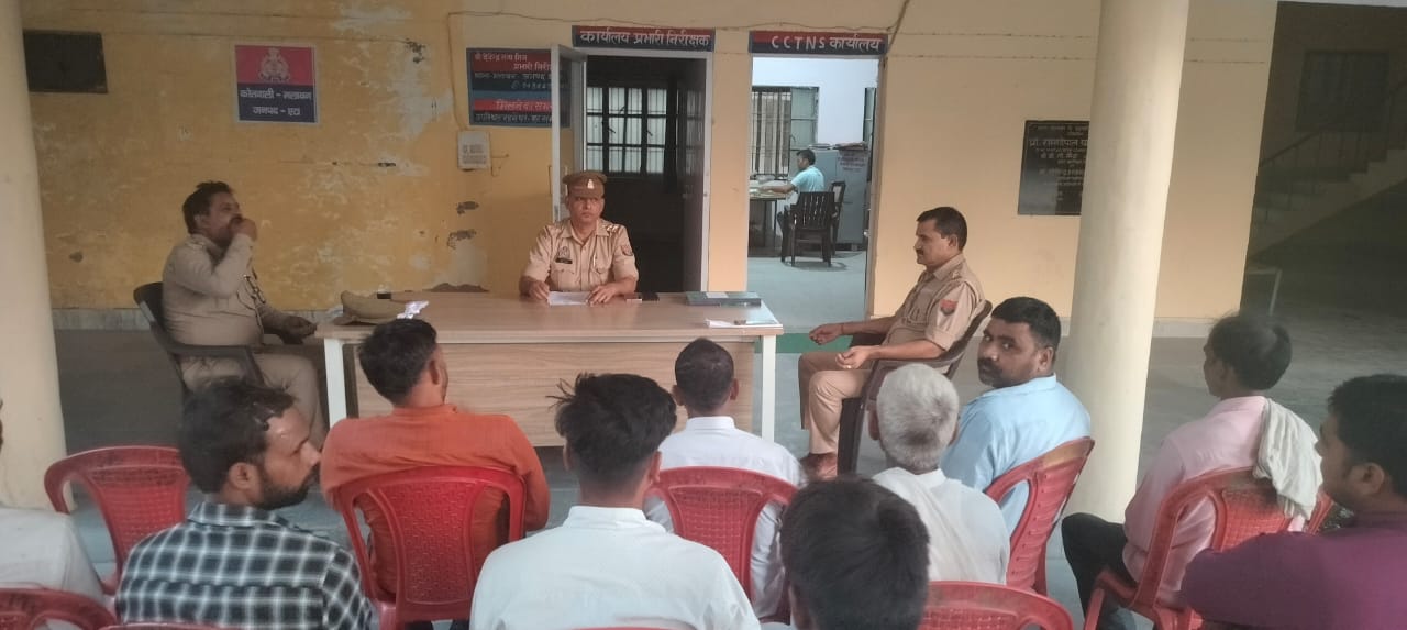 एटा के मलावन थाने में पुलिस ने आयोजित की सामजिक लोगों की बैठक