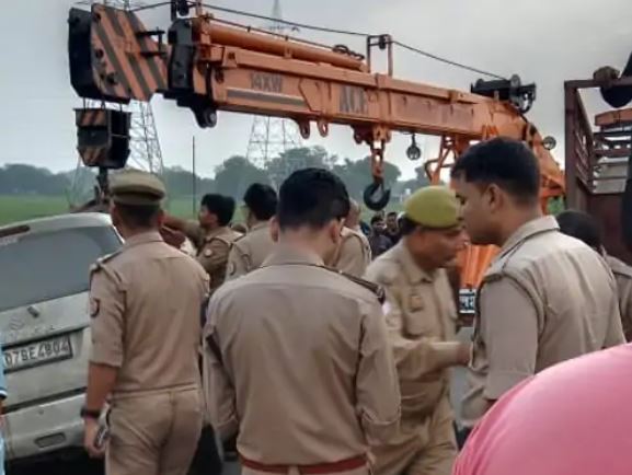 पीलीभीत के दो परिवार के आठ लोगों की मौत, बनारस में ट्रक में कार घुसने से हुआ हादसा