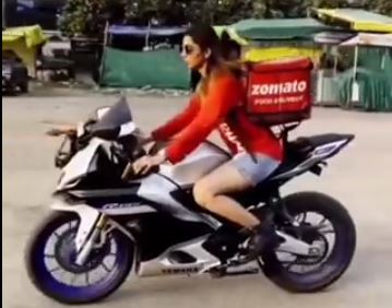 स्पोर्ट्स बाइक, हीरोइन लुक, जोमैटो डिलीवरी गर्ल की वीडियो ने मचाई सनसनी