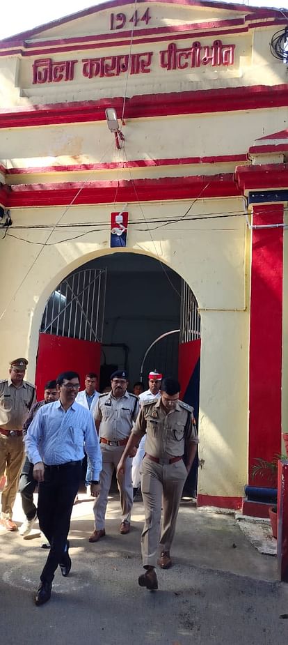 पीलीभीत में डीएम से बोले बंदी- टेलीफोन खराब है, नहीं हो पा रही परिजनों से बात