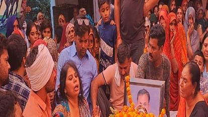 मैनपुरी के निवासी सैनिक, चंडीगढ़ में हुआ सैनिक का निधन, गांव पहुंचा पार्थिव शरीर, राजकीय सम्मान के साथ दी गई अंतिम विदाई