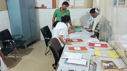 भगवान भरोसे मैनपुरी में जिला अस्पताल की इमरजेंसी, घंटों गायब रहे ड्यूटी पर तैनात डॉक्टर, भटकते रहे मरीज