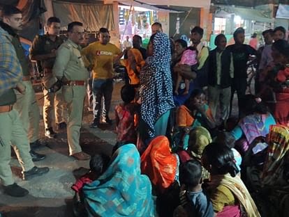 पीलीभीत में रेलवे परिसर के बाहर बैठे लोगों पर जीआरपी ने बरसाईं लाठियां