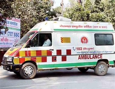 फर्रुखाबाद:- तेज सायरन बजा कर सडको पर दौड रही मानक विहीन ऐंबुलेंस पर कार्यवाही लटकी, 163 पंजीकृत ऐंबुलेंस अधिकतर की फिटनेस समाप्त ।
