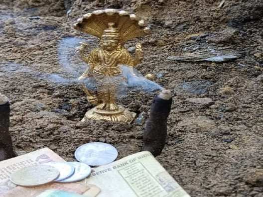 पीलीभीत में खुदाई में निकली भगवान विष्णु की विशाल मूर्ति, करोड़ों की कीमत, देखने वालों की जुटी भीड़