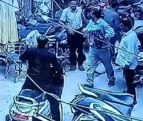 जेबकतरों ने मिलकर सवा लाख रुपए पार किए, CCTV में हुए कैद