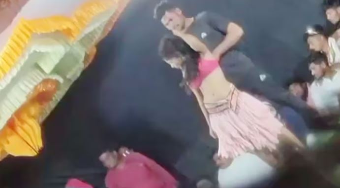 स्टेज पर लोग, सामने भीड़, पहले लड़के ने उतारे कपड़े, फिर लड़की ने किया न्यूड डांस, मचा बवाल