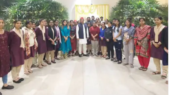 डायल-112 की लड़कियों ने अखिलेश-डिंपल संग दीपावली मनाई