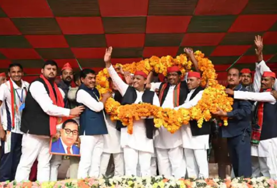 समाजवादी पार्टी प्रमुख अखिलेश यादव ने चुनाव प्रचार के दौरान खुलकर कांग्रेस पर जुबानी हमले किए