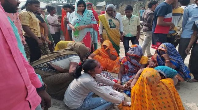 मैनपुरी में कंटेनर की टक्कर से बाइक सवार मासूम की मौत, चाचा की हालत नाजुक, घर से बाजार जा रहे थे